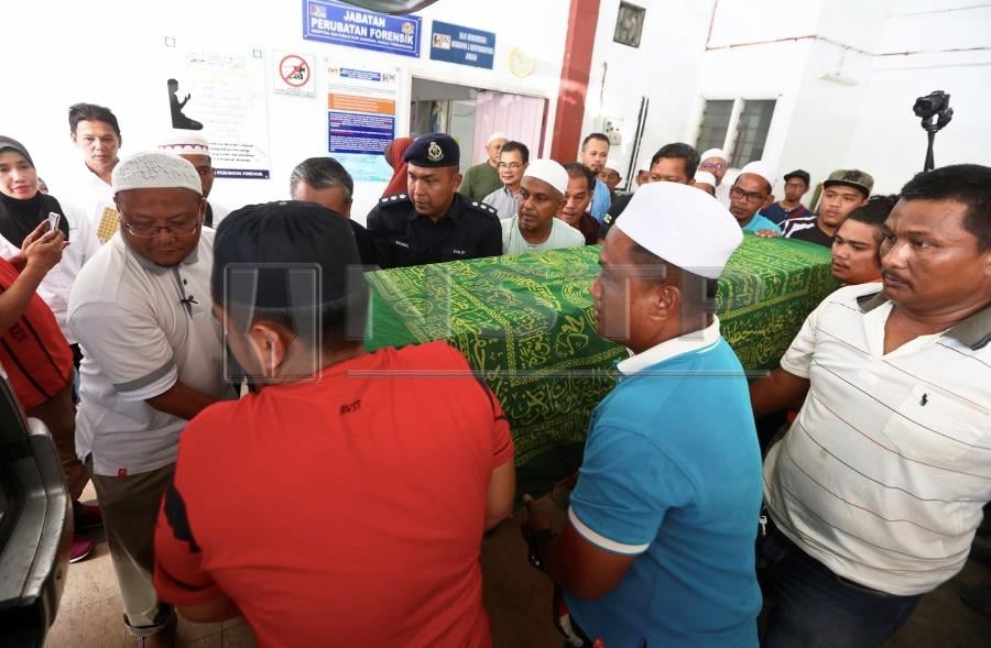 The state government will give a special award to Abdul Bari Asyraf Mohd, 31, who died while attempting to help rescue a family of five whose car plunged into the river estuary near here on Friday night. Pic by NSTP/GHAZALI KORI