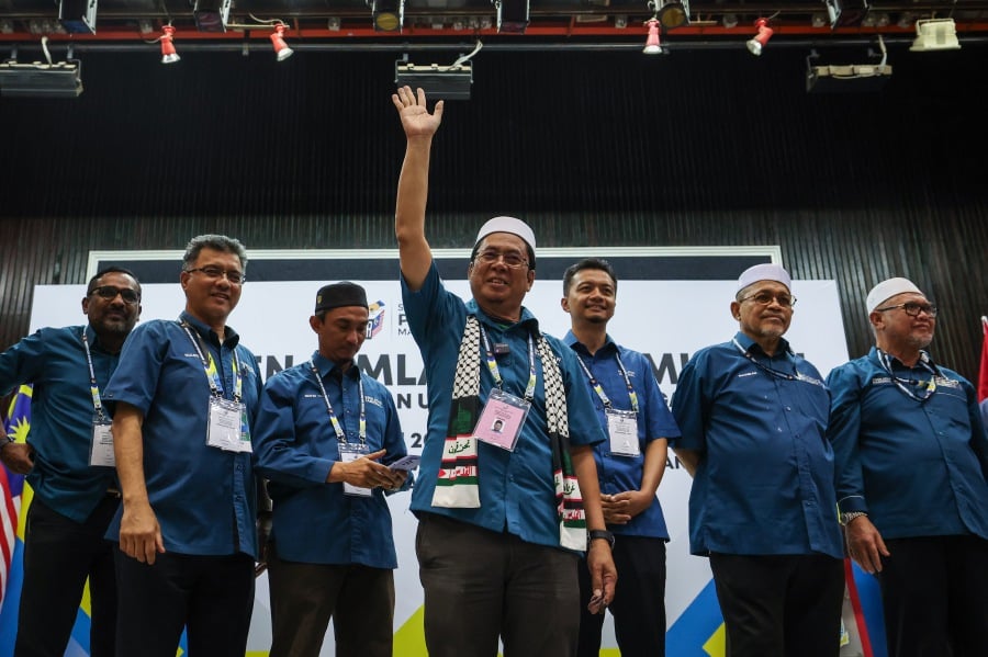 NIBONG TEBAL: Newly-elected assemblyman Abidin Ismail (Front) has thanked all voters who had voted for him in the Sungai Bakap by-election today (July 6). He said his win, with a bigger majority, signalled the people’s protest against the government’s actions. — BERNAMA