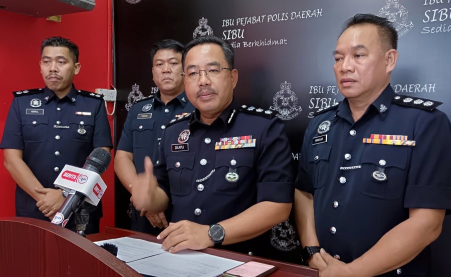 SIBU: Sibu police chief, Assistant Commissioner Zulkipli Suhaili (Second from right), said the suspect is believed to have caused damage to an ambulance at a car aircond workshop at about 12pm on Monday (March 25). — BERNAMA FILE PIC