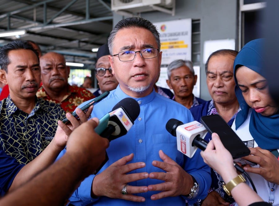 Parti Amanah Negara (Amanah) vice-president Adly Zahari said Barisan Nasional (BN) candidate General (R) Tan Sri Raja Mohamed Affandi Raja Mohamed Noor holds an advantage as a local personality and a former Armed Forces chief. BERNAMA FILE PIC
