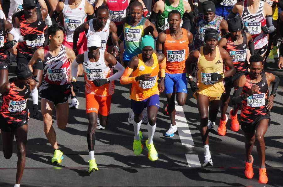 Kenya's Benson Kipruto (2nd R), with compatriots Timothy Kiplagat (C), Vincent Kipkemoi Ngetich (L) and Eliud Kipchoge (3rd L) set off from the start of the Tokyo Marathon. - AFP pic