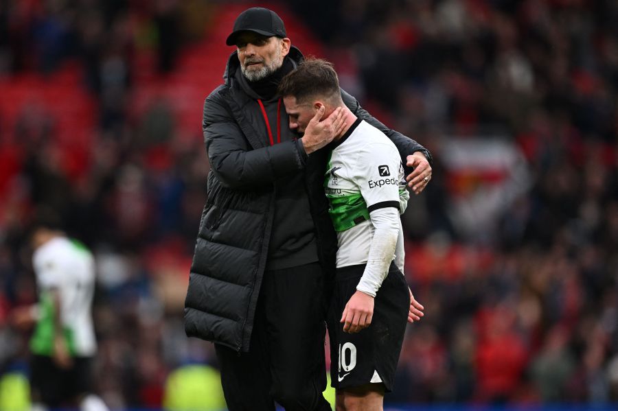 Liverpool's German manager Jurgen Klopp consoles Liverpool's Argentinian midfielder #10 Alexis Mac Allister after the English Premier League football match between Manchester United and Liverpool. - AFP pic