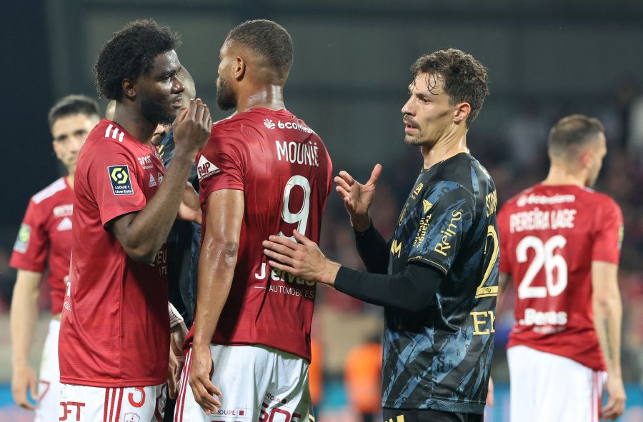 Reims' French midfielder #26 Benjamin Stambouli (R) salutes Brest layers at the end of their 1-1 match in the French L1 football match between Stade Brestois 29 (Brest) and Stade de Reims at Stade Francis-Le Ble in Brest, western France on May 10, 2024. - AFP pic