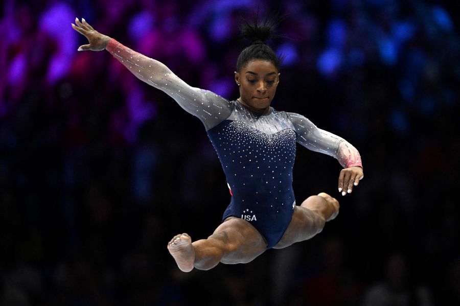 Simone Biles Dominates at the Gymnastics World Championships, Even When She  Falls