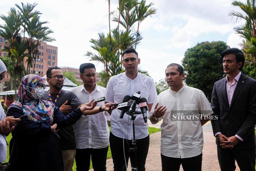 Muhammad Aizat Fikri Mohd Nasir (third from right), an Umno member from Terengganu, claimed that the additional motion moved at the Umno general assembly went against the party’s constitution. With him was Negri Sembilan Umno member Muhammad Fiqri Firdaus Muhammad Rom (second from right). - NSTP/HAZREEN MOHAMAD