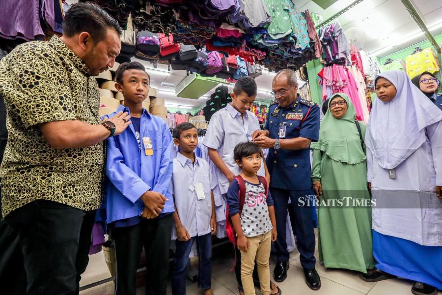 The Welfare Association of the Fire and Rescue Department brought Izwan’s children to get their school supplies at the Hari Hari clothing store at Bandar Perda here. NSTP/DANIAL SAAD