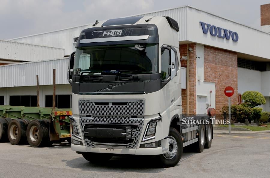 Volvo Trucks Malaysia Sdn Bhd, the official distributor of Volvo trucks in Malaysia, has sold 450 units of the premium heavy-duty trucks in Malaysia, for its fiscal year 2018, an 18 per cent increase compared to a year ago, with 380 units. (NSTP/AIZUDDIN SAAD)