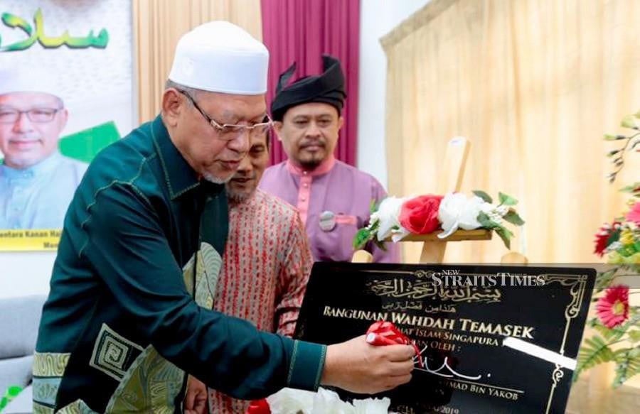 Menteri Besar Datuk Ahmad Yakob has urged the people to be patient and stay calm, and wait for an official statement from the Kelantan Palace concerning the marital status of Sultan Muhammad V. NSTP/FATHIL ASRI.
