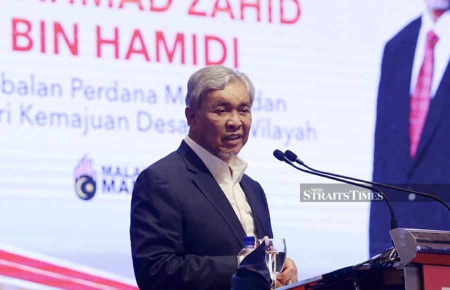 Deputy Prime Minister Datuk Seri Dr Ahmad Zahid Hamidi says the Drainage and Irrigation Department has identified 4,619 flood hotspots nationwide in preparation for the Northeast Monsoon which will hit the nation beginning next month. NSTP file pic