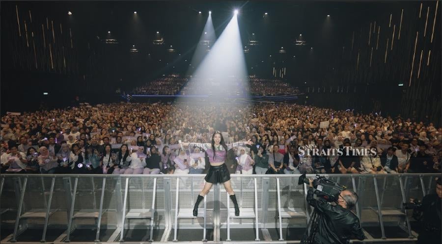 Ailee entertained 3,500 fans in Mega Star Arena. (Pic courtesy of LOL ASIA)