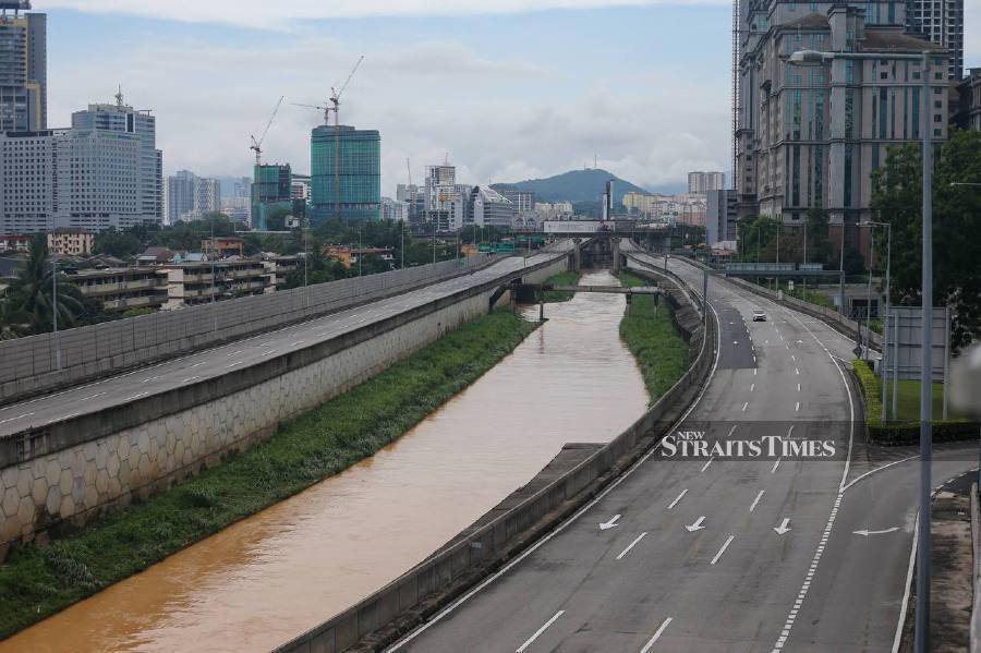 Toll collection through debit cards, credit cards or prepaid cards, also known as the Open Payment System (OPS), is currently undergoing testing on the Guthrie Corridor Expressway (GCE) and the Ampang-Kuala Lumpur Elevated Highway (AKLEH). - NSTP/ASWADI ALIAS.