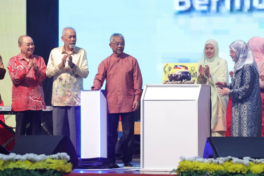 The Yang di-Pertuan Agong Al-Sultan Abdullah Ri’ayatuddin Al-Mustafa Billah Shah launched the Kembara Kenali Borneo at a dinner with the Tawau community here tonight, which was attended by 1,000 people including diginitaries and locals. - Bernama pic