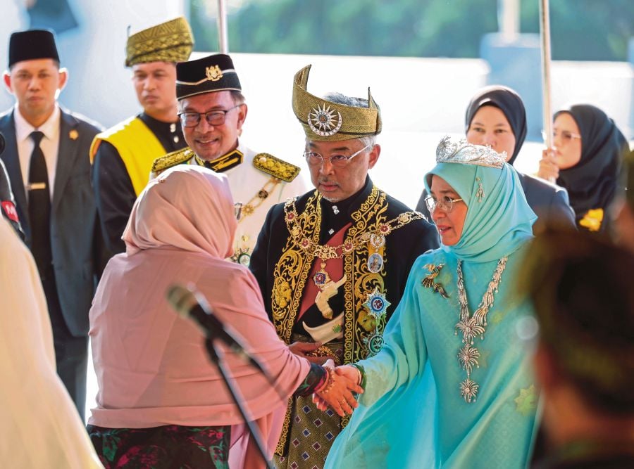 The media coverage of all events for the ceremonial send-off of the 16th Yang di-Pertuan Agong Al-Sultan Abdullah Ri’ayatuddin Al-Mustafa Billah Shah was comprehensive and very good. - BERNAMA pic
