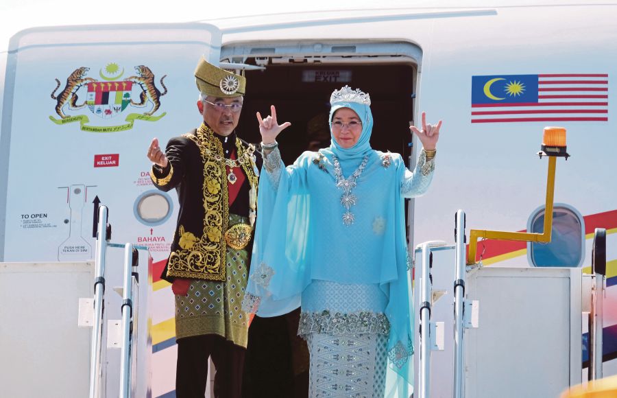 Al-Sultan Abdullah and Tunku Azizah then graciously posed for photographs with two elephants, Myan Thon Pian and Rambai, which led the procession welcoming Their Majesties at KLIA, accompanied by the Ceremonial Mounted Squadron. - BERNAMA pic