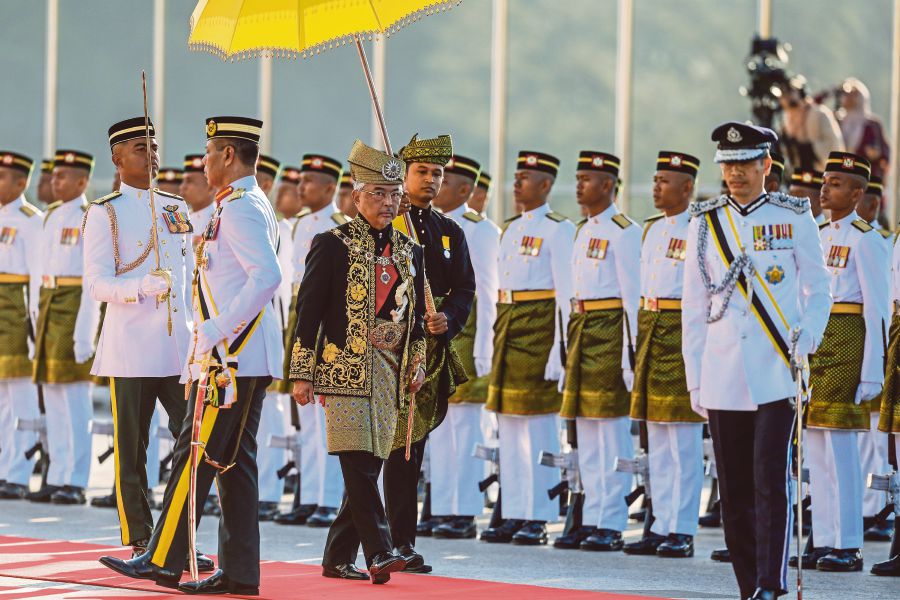 Yang di-Pertuan Agong Al-Sultan Abdullah Ri’ayatuddin Al-Mustafa Billah Shah inspecting the royal guard of honour. - BERNAMA pic