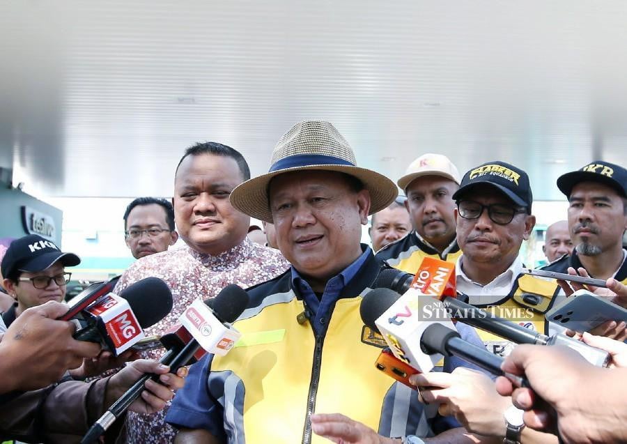 Works Minister Datuk Seri Alexander Nanta Linggi said the festival is not only celebrated by the Dayak community but also celebrated together by all communities just like Chinese New Year and Hari Raya Aidilfitri. NSTP/EIZAIRI SHAMSUDIN