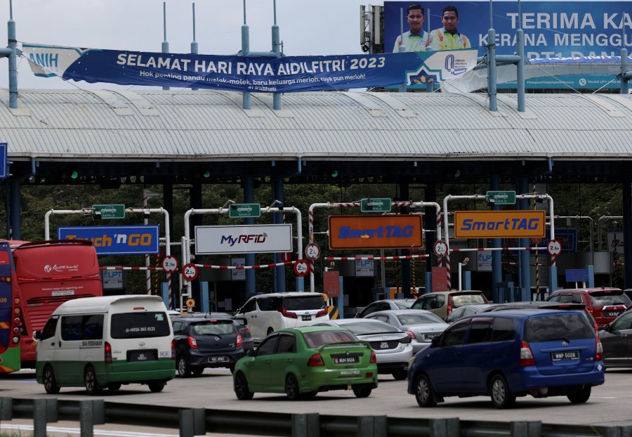 As more people began ending their Hari Raya Aidilfitri holidays today, many major highways experienced heavy and slow traffic in various parts of the peninsula. -BERNAMA PIC