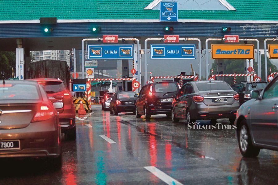 Motorists should ensure their Touch ‘N Go (TnG) cards are active to avoid getting stuck at toll plazas during the Hari Raya Aidilfitri balik kampung journey. - NSTP file pic