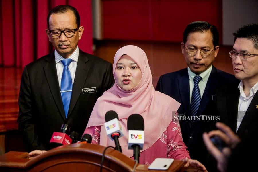 Education Minister Fadhlina Sidek said the decision on the 2024 school uniform guideline was made following responses from various stakeholders. NSTP/HAZREEN MOHAMAD