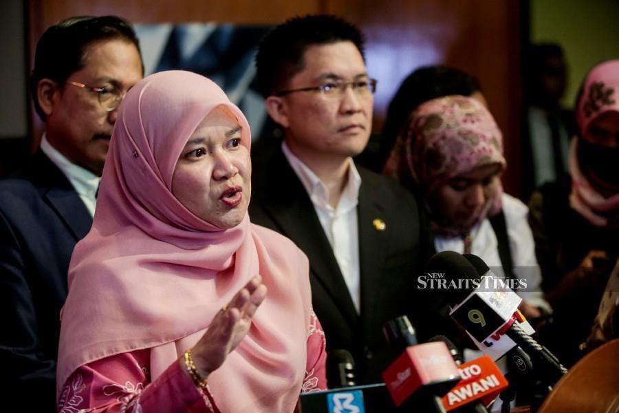 Education Minister Fadhlina Sidek said the current guideline coincides with their wishes to strengthen pupils' Malay language and improve their mastery in English. NSTP/HAZREEN MOHAMAD