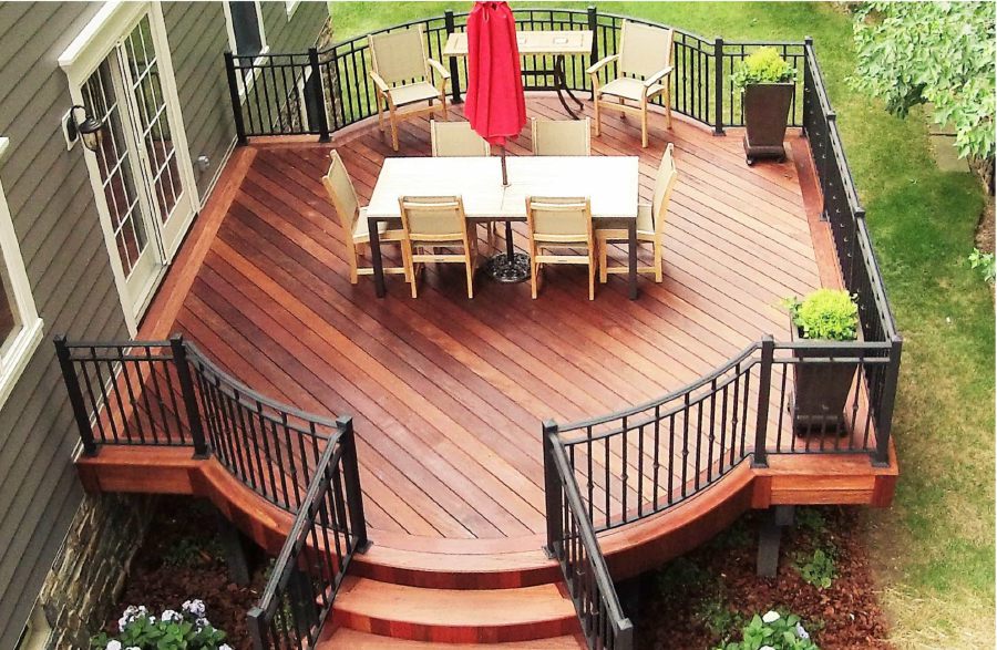 Charming circular deck with steps built as a space for dining outdoors.
