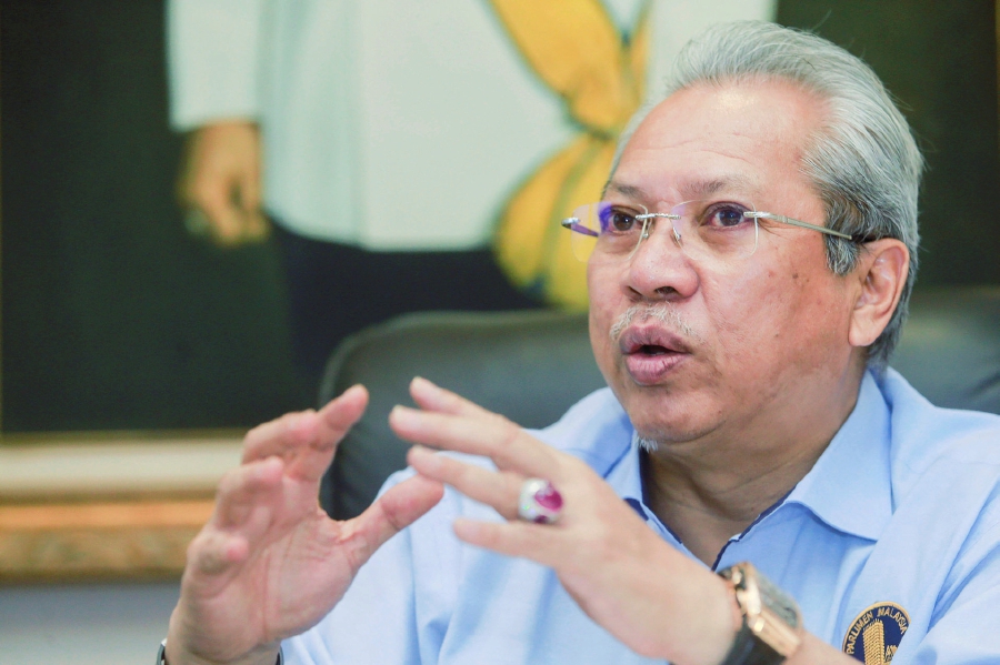 Umno secretary-general Tan Sri Annuar Musa and two other party top leaders have denied of receiving funds from the scandal-plague 1Malaysia Development Bhd (1MDB).