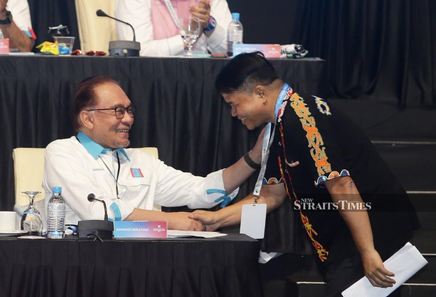 A delegate from Sabah, Antakor Rasam (right), during the debate session at the PKR Annual National Congress 2023, said that PKR is the only party that places importance on the rights of the peninsula, Sabah and Sarawak in the party constitution. NSTP/MOHD FADLI HAMZAH