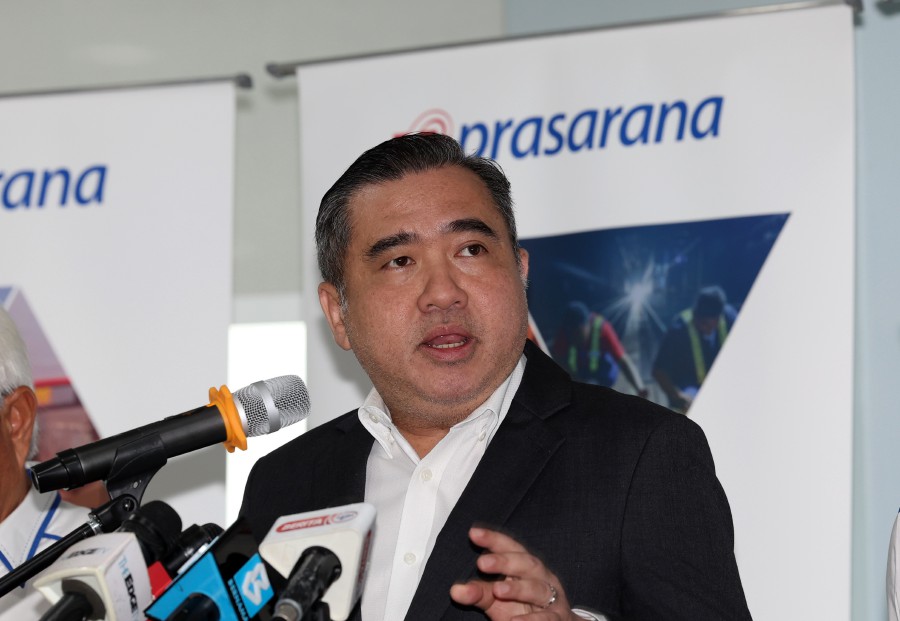 Transport Minister, Anthony Loke said the management would have to put more attention to ensure better quality of work for the maintenance of the stations. BERNAMA PIC