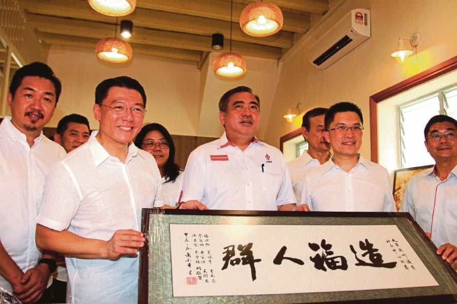 Transport Minister Anthony Loke (centre) inaugurated the Taiping Member of Parliament and State Assemblyman Community Centre. Also present were Housing and Local Government Minister, Nga Kor Ming who is also Perak DAP chairman and Deputy Education Minister, Wong Kah Woh who is Taiping Member of Parliament. Bernama Pic