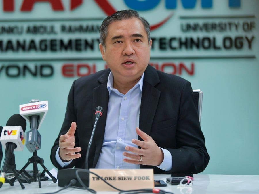 KUALA LUMPUR, March 19 -- Transport Minister Anthony Loke Siew Fook (left) during a press conference after the presentation of cheque by the government to Tunku Abdul Rahman University of Management and Technology (TAR UMT) at TAR UMT Kuala Lumpur Campus, today.