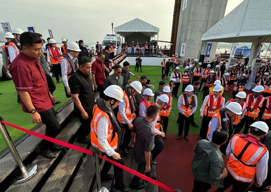  Prime Minister Datuk Seri Anwar Ibrahim and his Singaporean counterpart Lee Hsien Loong today witnessed the historic moment of the Rapid Transit System Link (RTS Link) project being symbolically ‘connected’ between Malaysia and Singapore. - Pic credit X @bernamadotcom