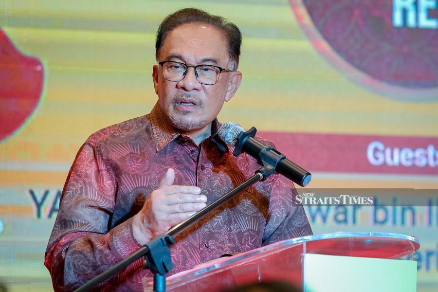 Prime Minister Datuk Seri Anwar Ibrahim today conveyed his condolences to the family of senior deputy public prosecutor and former Federal Court judge Datuk Seri Gopal Sri Ram, who died around noon. -NSTP file pic