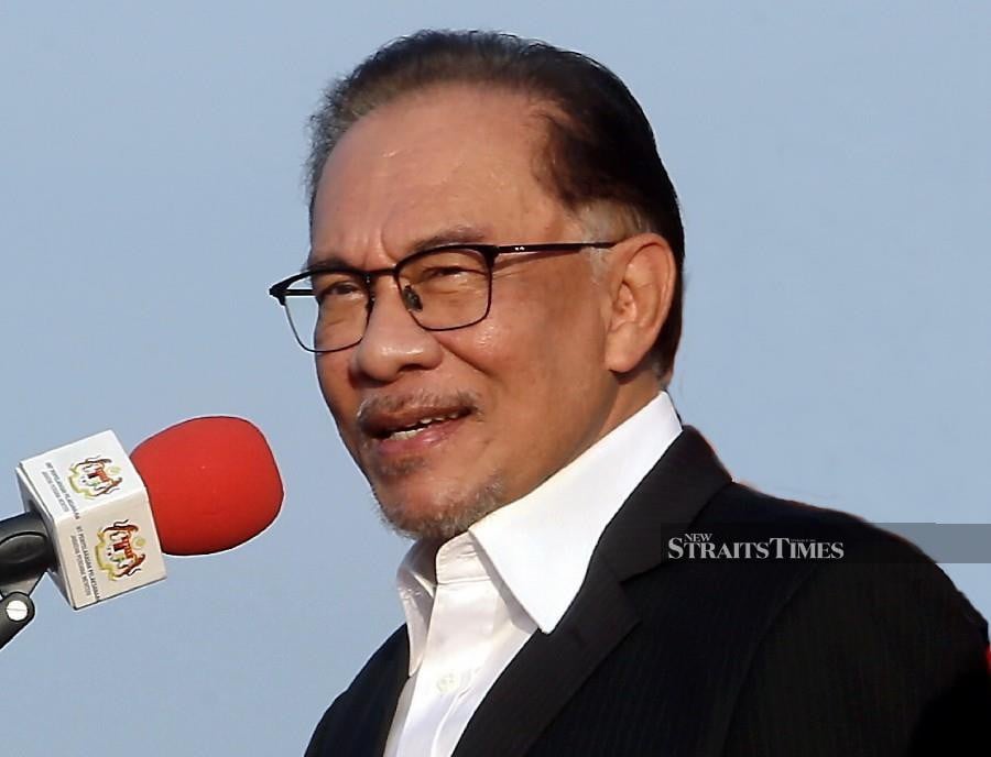Datuk Seri Anwar Ibrahim has called for an end to the culture of presenting souvenirs to the prime minister. - NSTP/MOHD FADLI HAMZAH