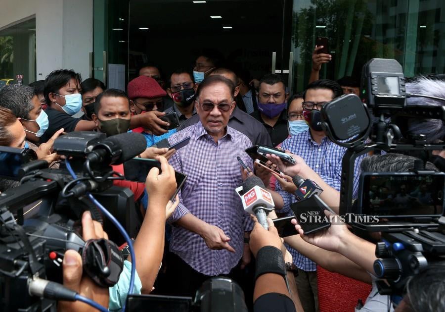 Dr M to Anwar: 'You pi baliklah'