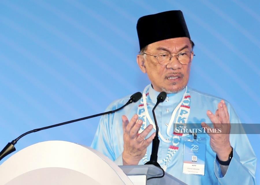 Datuk Seri Anwar Ibrahim has denied that his policy speech at the opening of the PKR national congress here, earlier today had led to a walkout by those aligned to his deputy Datuk Seri Mohamed Azmin Ali. - NSTP/RASUL AZLI SAMAD