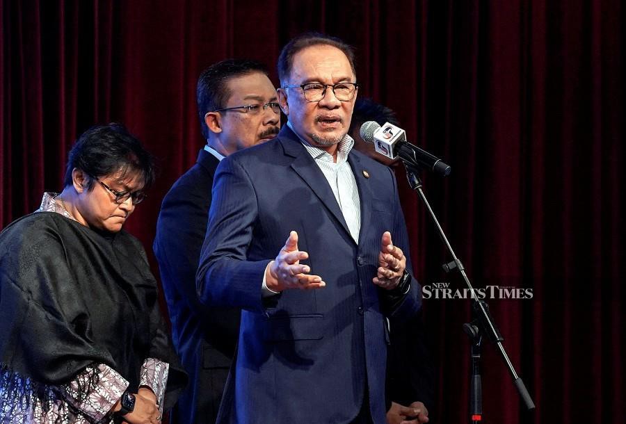 The country’s leaders who has extensive wealth overseas but shy away from investigations of the source of it are underserving of their title, says Datuk Seri Anwar Ibrahim. NSTP/MOHD FADLI HAMZAH