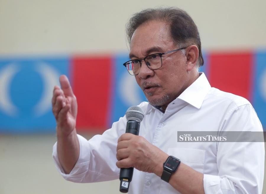 Opposition leader Datuk Seri Anwar Ibrahim today declared that he was ready to contest for a Parliamentary seat held by a ‘traitor’ of PKR and PH during the GE15. -NSTP/DANIAL SAAD