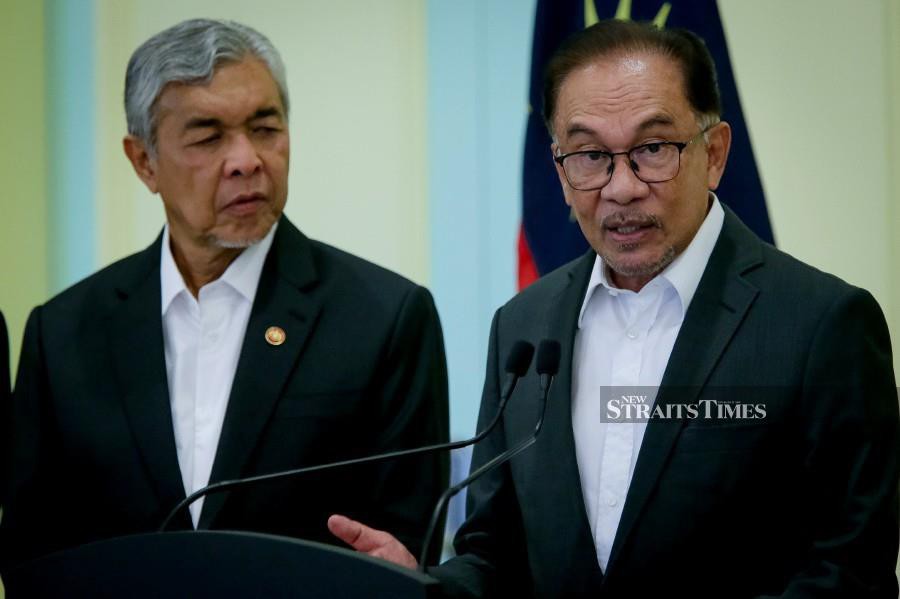 A Parti Pribumi Bersatu Malaysia (Bersatu) leader has questioned whether Prime Minister Datuk Seri Anwar Ibrahim would sack his deputy Datuk Seri Dr Ahmad Zahid Hamidi immediately if the latter is found guilty on corruption charges by the High Court. -NSTP file pic