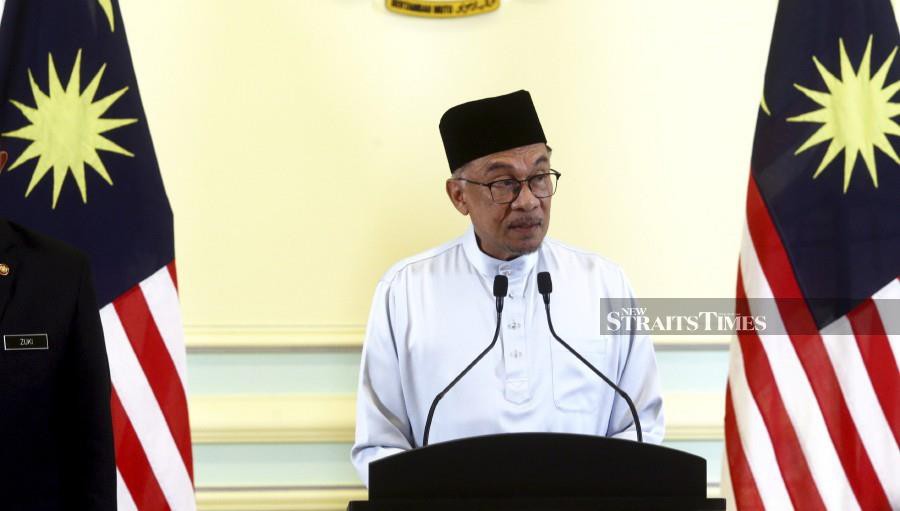 While Datuk Seri Anwar Ibrahim is capable of helming the Finance Ministry, economists believe the prime minister should have appointed a second finance minister to assist him with the portfolio. - NSTP/MOHD FADLI HAMZAH