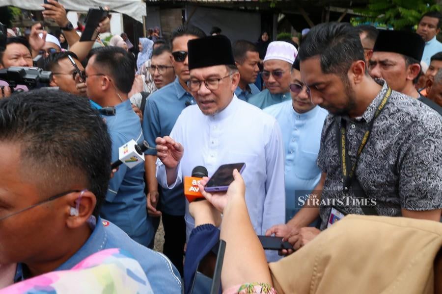 Prime Minister Datuk Seri Anwar Ibrahim has pledged to do his utmost to alleviate the hardships faced by the lower-income population, particularly those in the B40 group. - NSTP pic