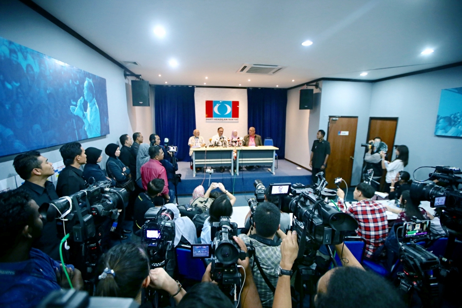 Outgoing PKR president Datuk Seri Dr Wan Azizah Wan Ismail wants party members to refrain from employing “dirty tactics” in its upcoming polls next month. (Pix by MOHD KHAIRUL HELMY MOHD DIN)