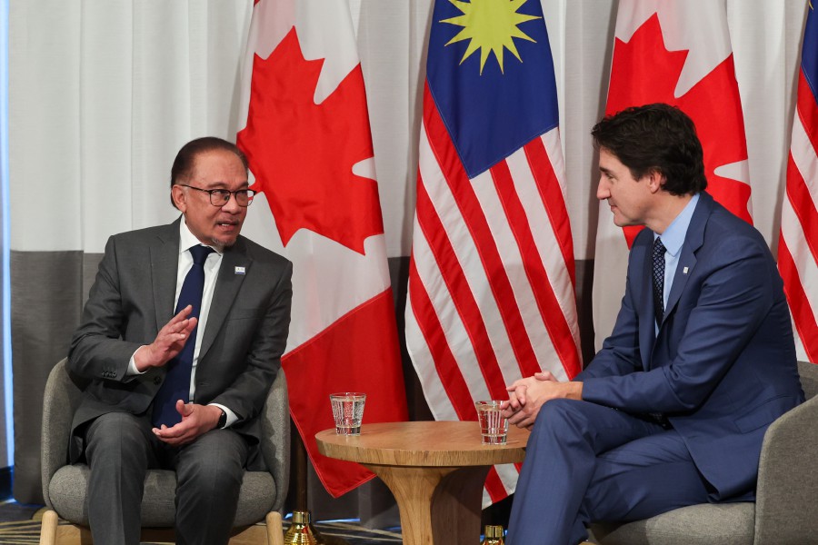 Prime Minister Datuk Seri Anwar Ibrahim and his Canadian counterpart Justin Trudeau discussed ways to strengthen bilateral trade and investment between both countries on the sidelines of Apec Economic Leaders Meeting here. - Bernama pic