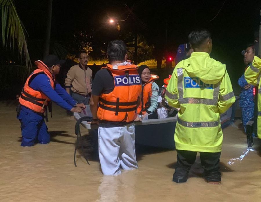 Over 100 people in Kulim and Bandar Baharu were evacuated to temporary flood relief centers (PPS) after their homes were flooded following several hours of heavy downpour yesterday evening. - Pic courtesy of APM