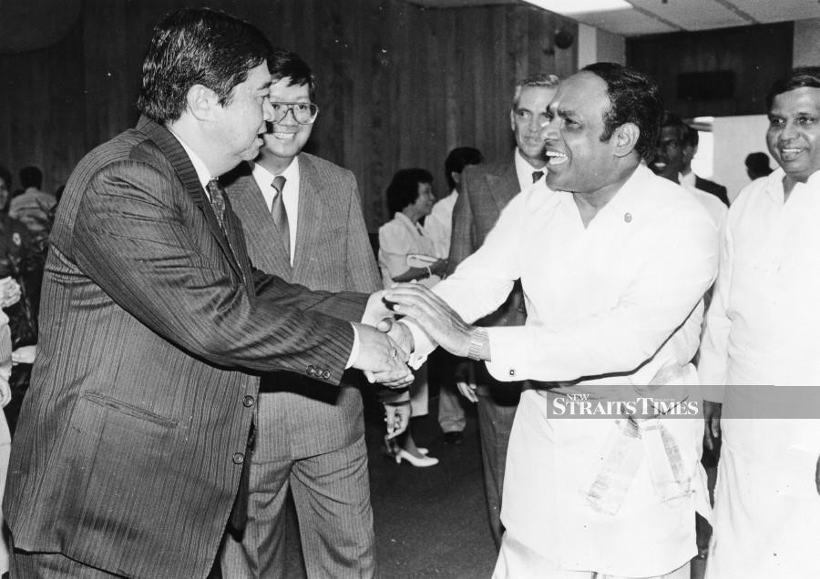 This file pic dated February 6, 1989, shows Works Minister Datuk S. Samy Vellu (right) greeting MCA president Datuk Dr Ling Liong Sik at MCA's Chinese New Year open house. - NSTP file pic