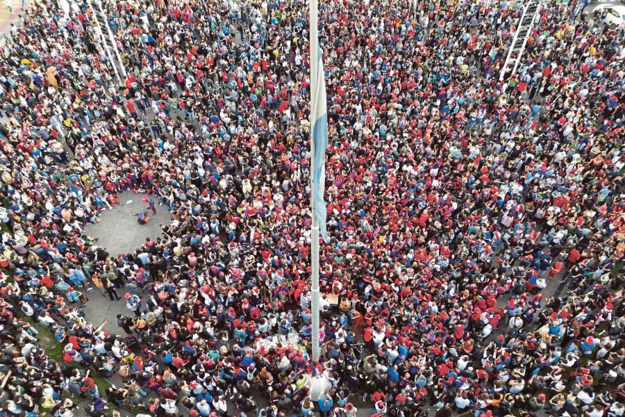 Aerial view showing hundreds of cosplayers dressed as Spiderman as they gather at the obelisk in an attempt to break the world record for people dressed up as the comic character in one place in Buenos Aires. (Photo by Emiliano Lasalvia / AFP)