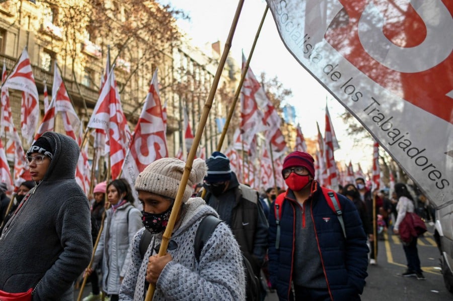 argentine-anti-government-protests-build-as-president-calls-for-unity