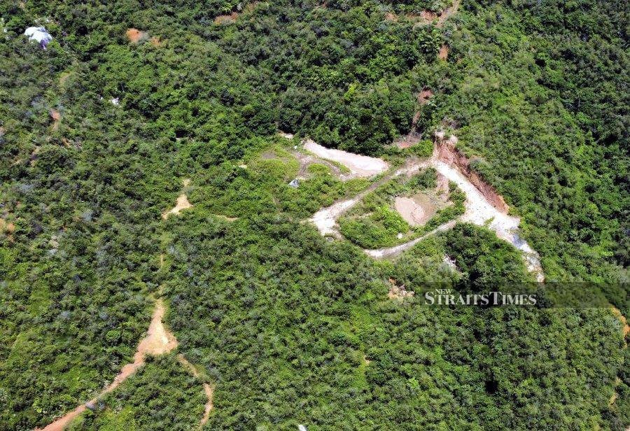 The Baling floods, which claimed three lives and destroyed several houses in villages around Gunung Inas, was caused by logs and debris left abandoned on a vast site that had been cleared for a durian plantation, alleged a non-governmental organisation. - NSTP/DANIAL SAAD