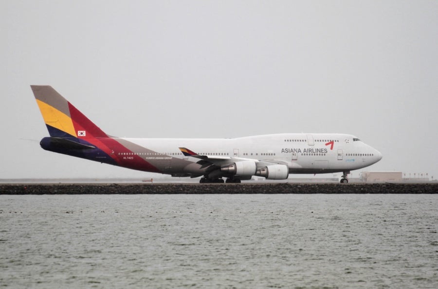FILE PHOTO: An Asiana Airlines Boeing 747-pic400. - REUTERS pic