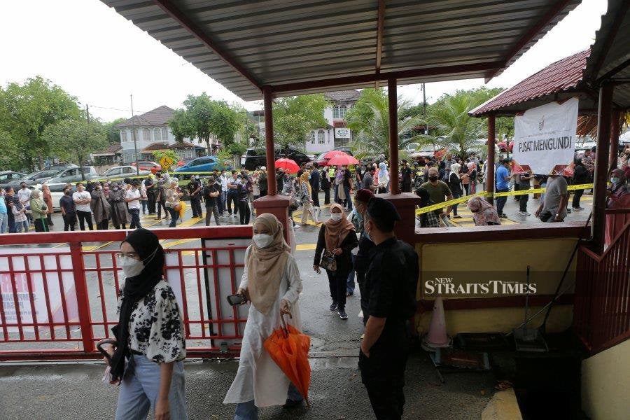 Voters were allowed to enter after the polling station opened at 8am in the 15th General Election at Sekolah Kebangsaan Puncak Alam 2. - NSTP/ASYRAF HAMZAH