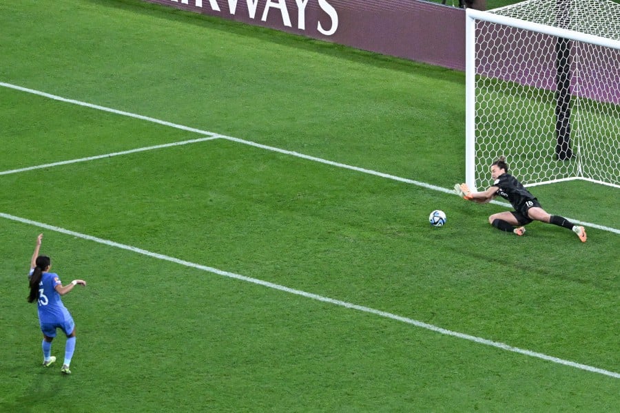 Goalkeeper Martinez saves Argentina from World Cup heartbreak